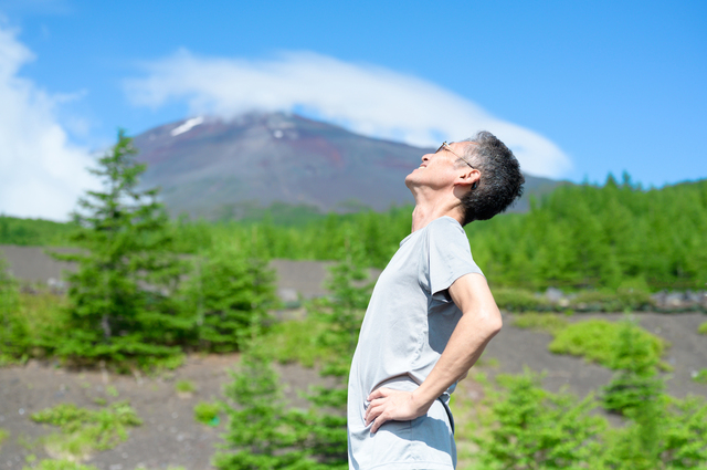 60歳で定年退職するか継続雇用にするか、晴れやかな気持ちで決断する男