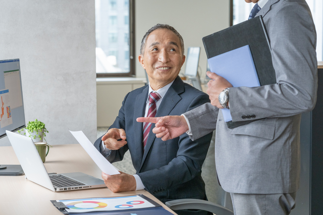 継続雇用後も今までと変わらず同じ職場で働く様子