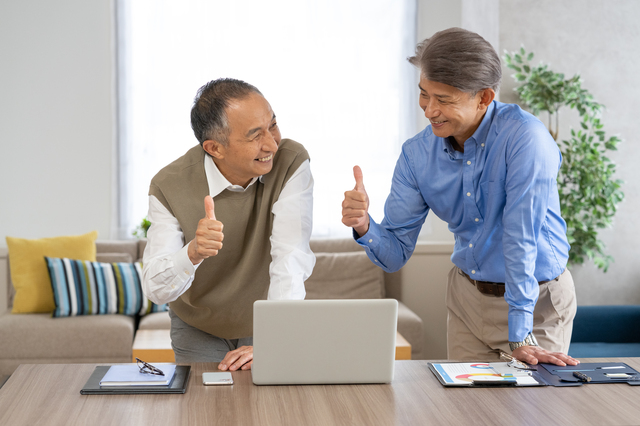 失業手当の受給条件を確認するシニア