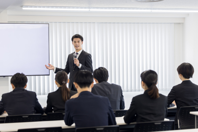 中高年向けの再就職支援セミナー会場